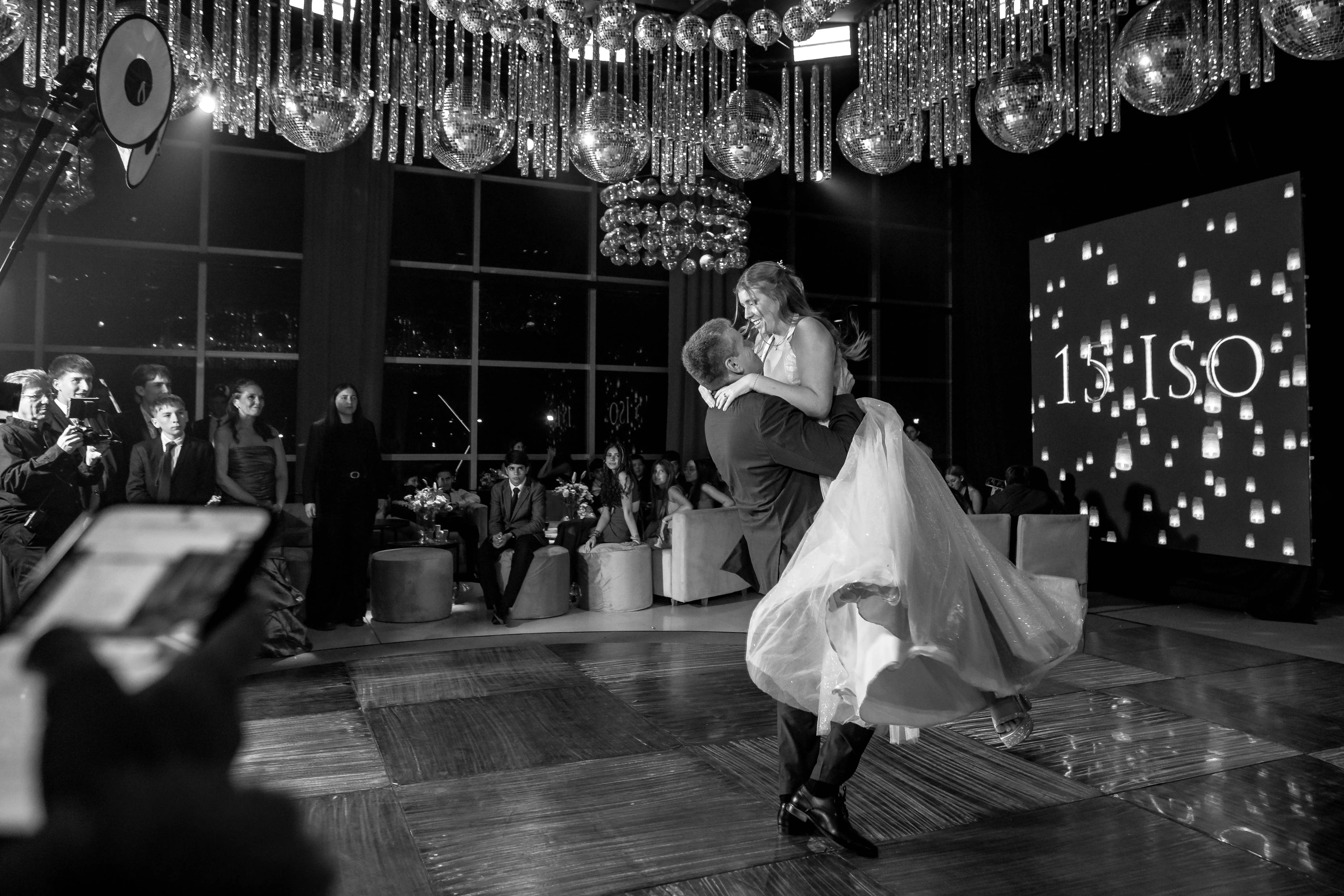 Quinceañera bailando con su padre