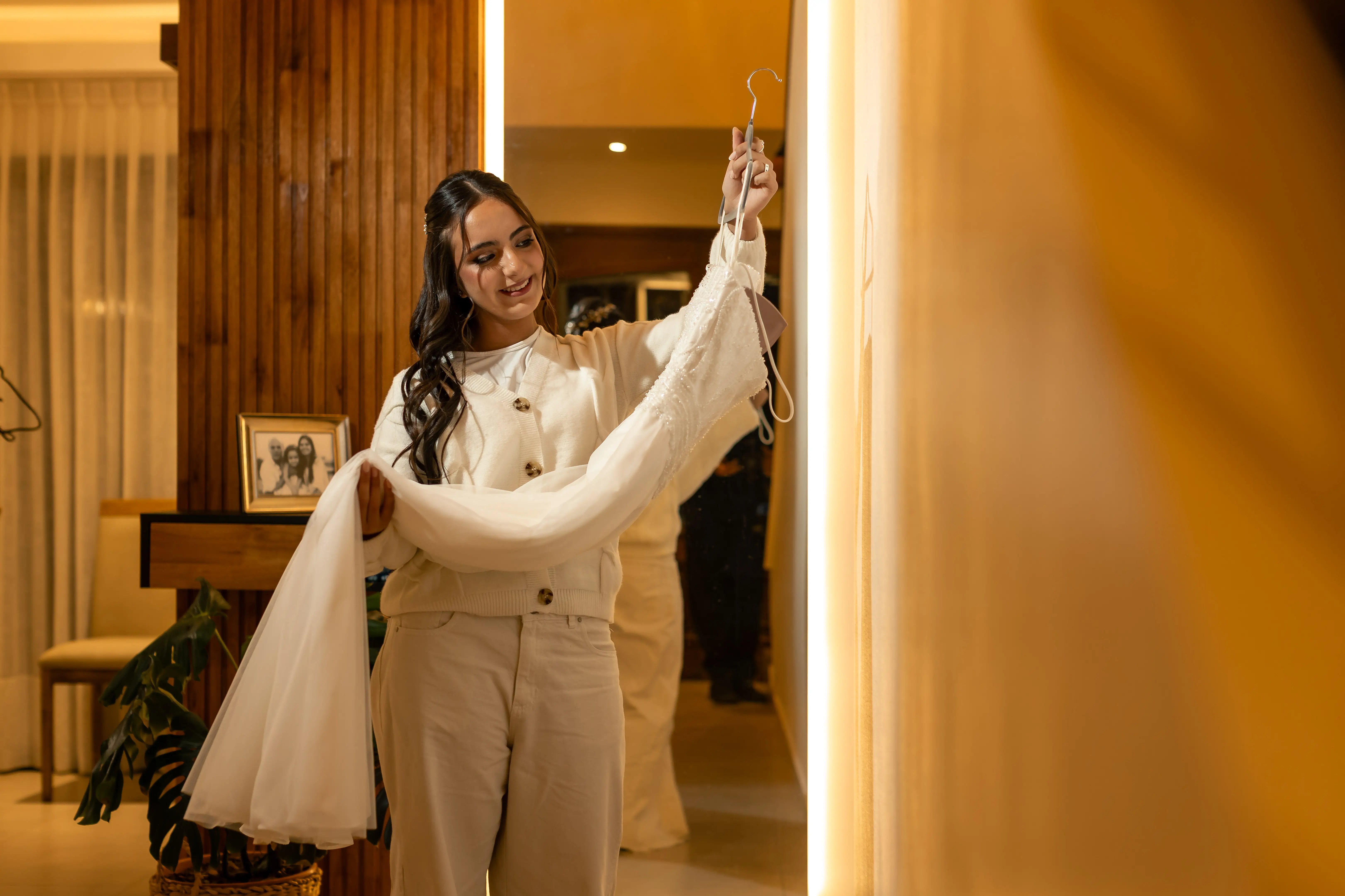 Quinceañera viendo su vestido