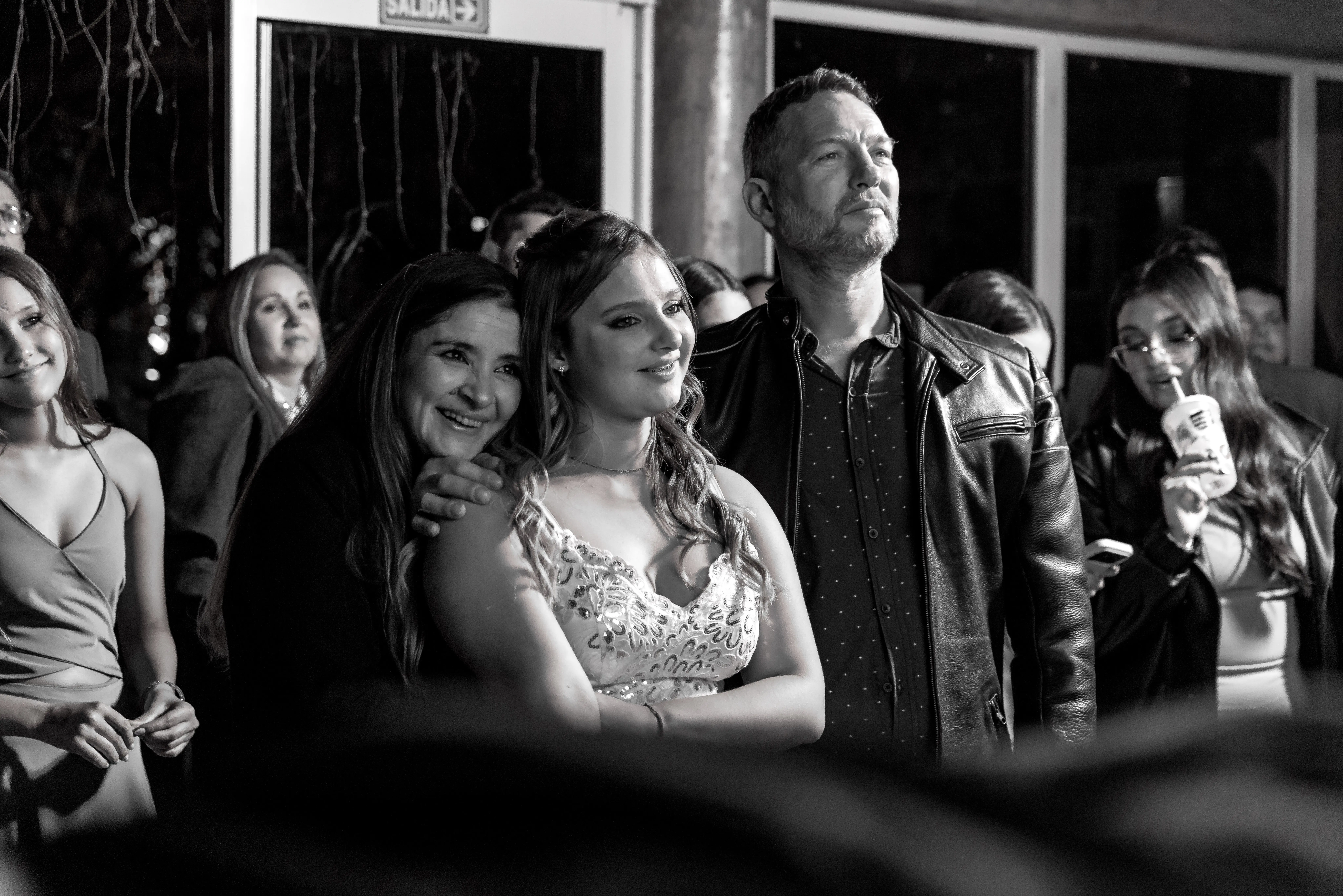 Quinceañera con sus padres